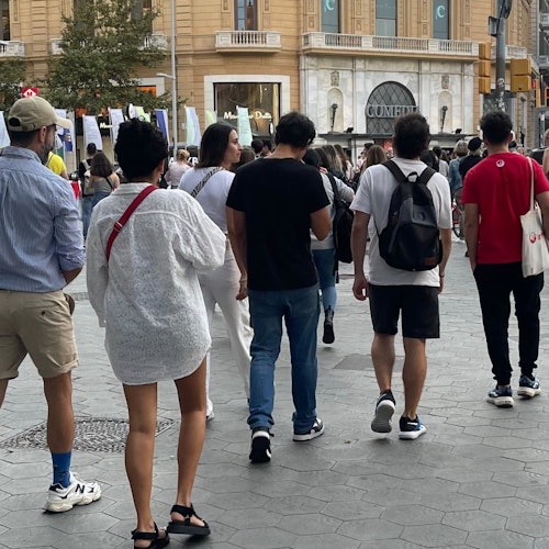 Barcelona: Small Group Guided Walking Tour + Tapas & Drink