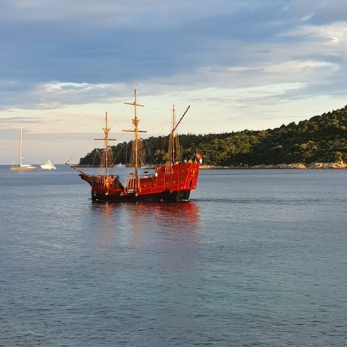 Crucero panorámico por el casco antiguo de Dubrovnik en Karaka