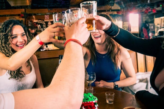 参与者享用饮品和游戏，欢呼雀跃