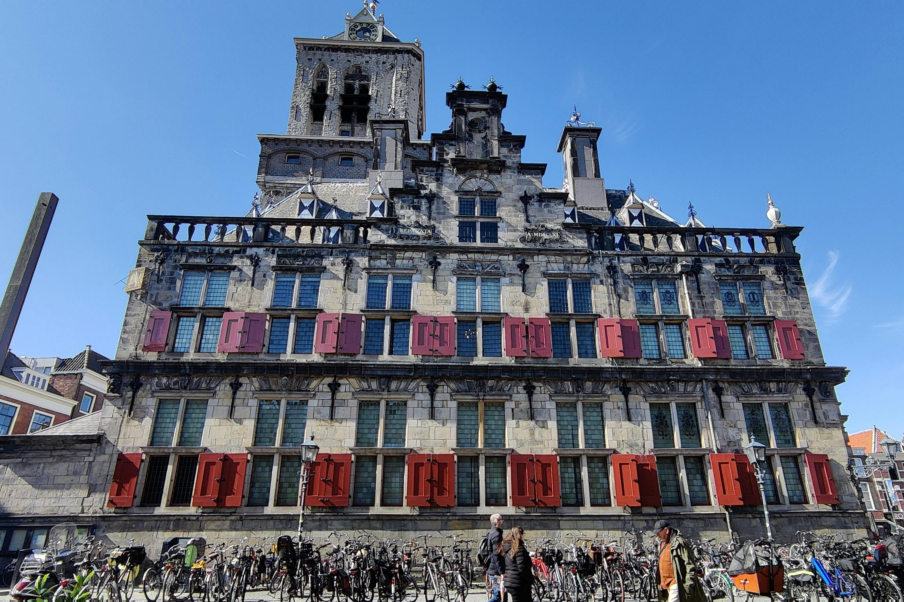 El antiguo ayuntamiento y muchas, muchas bicicletas.