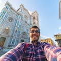 Selfie do visitante com a catedral