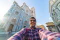 Selfie des visiteurs avec la cathédrale