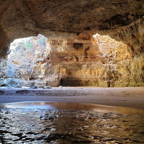 アルマサン・デ・ペラからベナギル洞窟ボートツアー(即日発券)