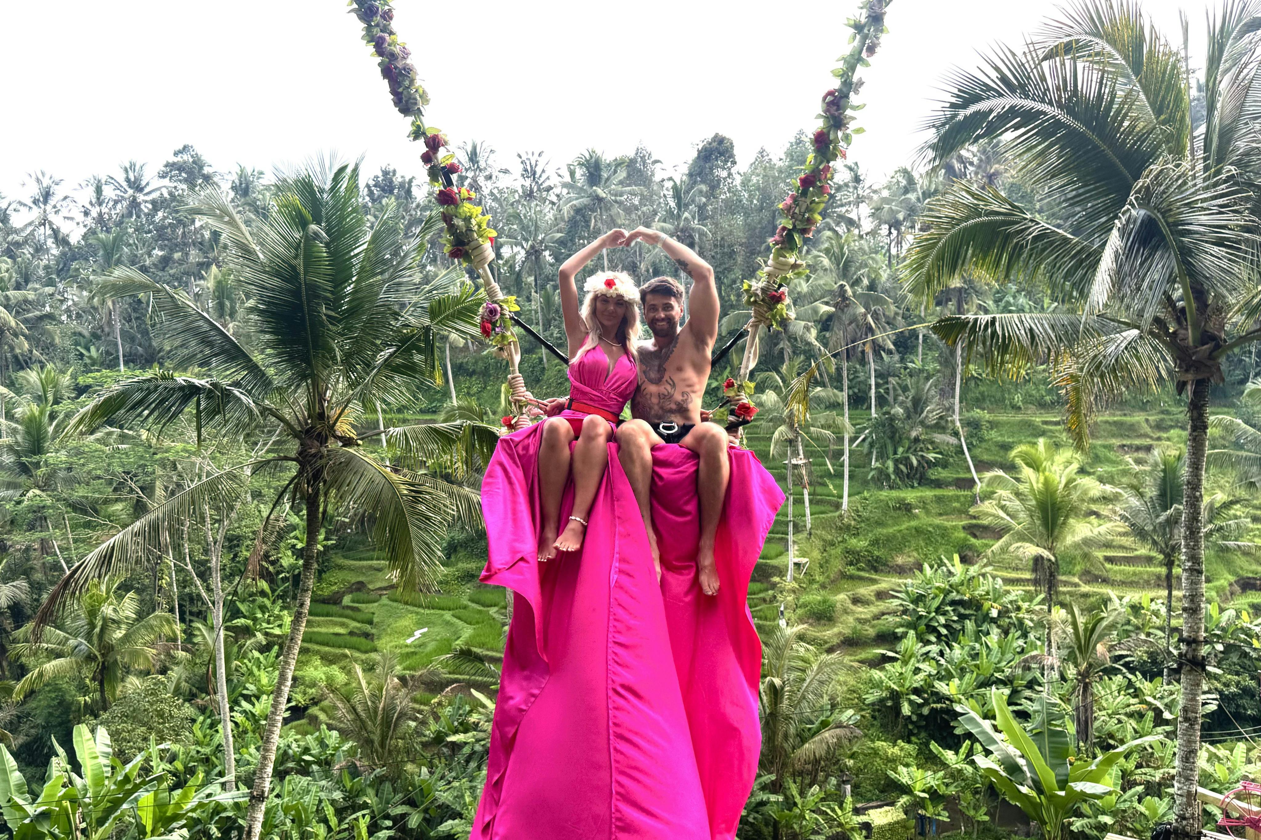 U Fun Field Parkでフラワースイングを楽しむカップル