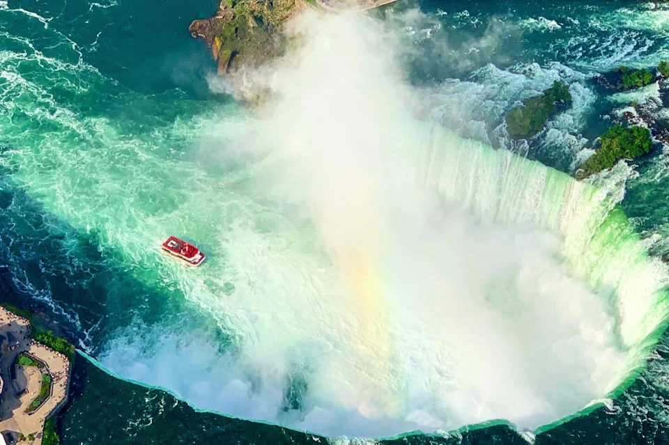 Small Group VIP Walking Tour with Niagara City Cruise Ticket