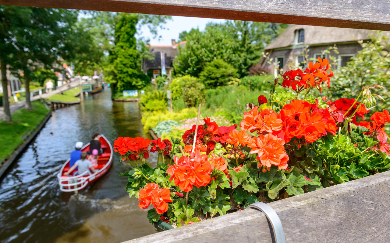 Giethoorn: Day Trip with Canal Tour from Amsterdam