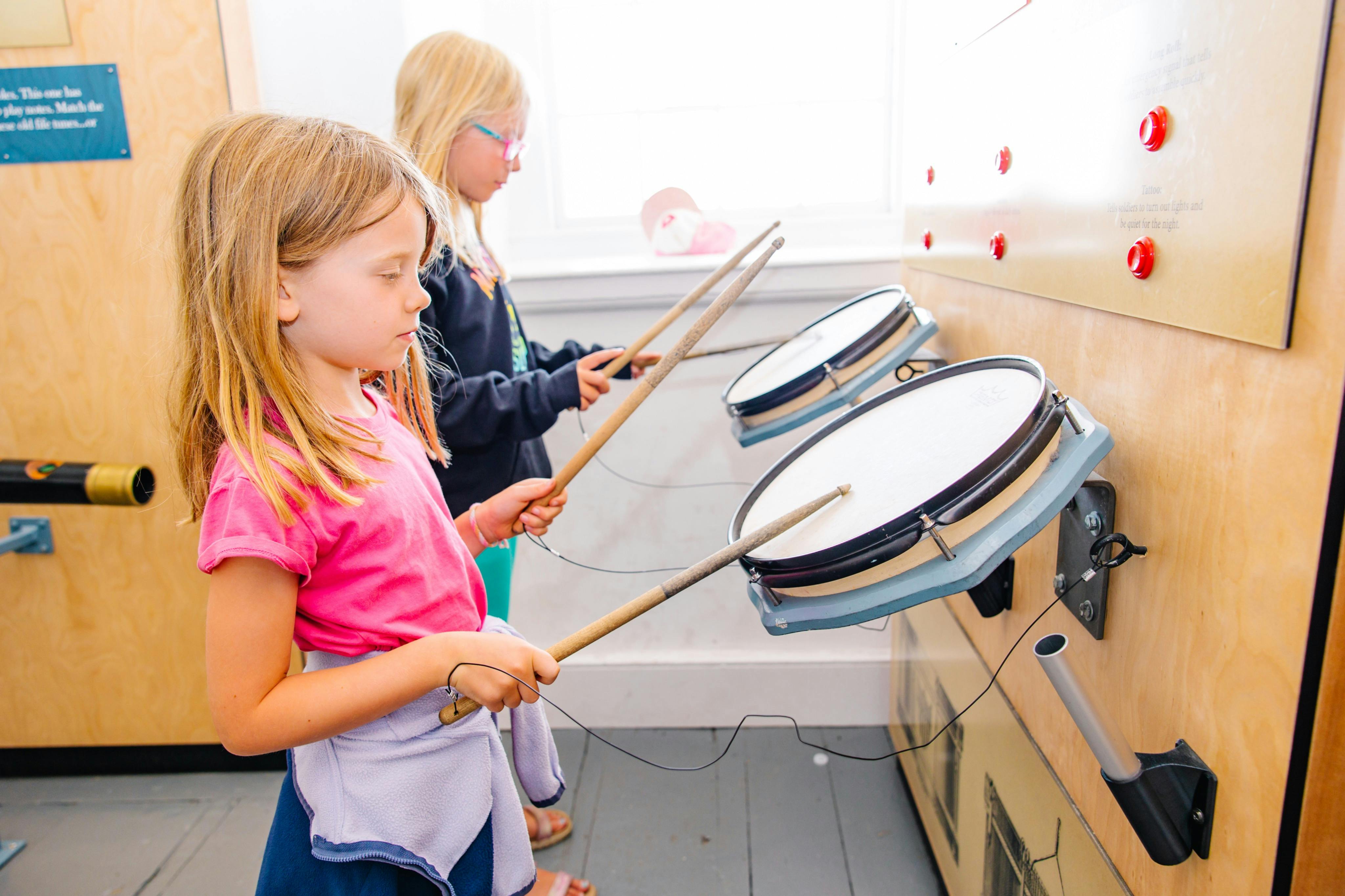 Le mostre pratiche, come i quartieri dei bambini, si trovano in tutto il Fort Mackinac.