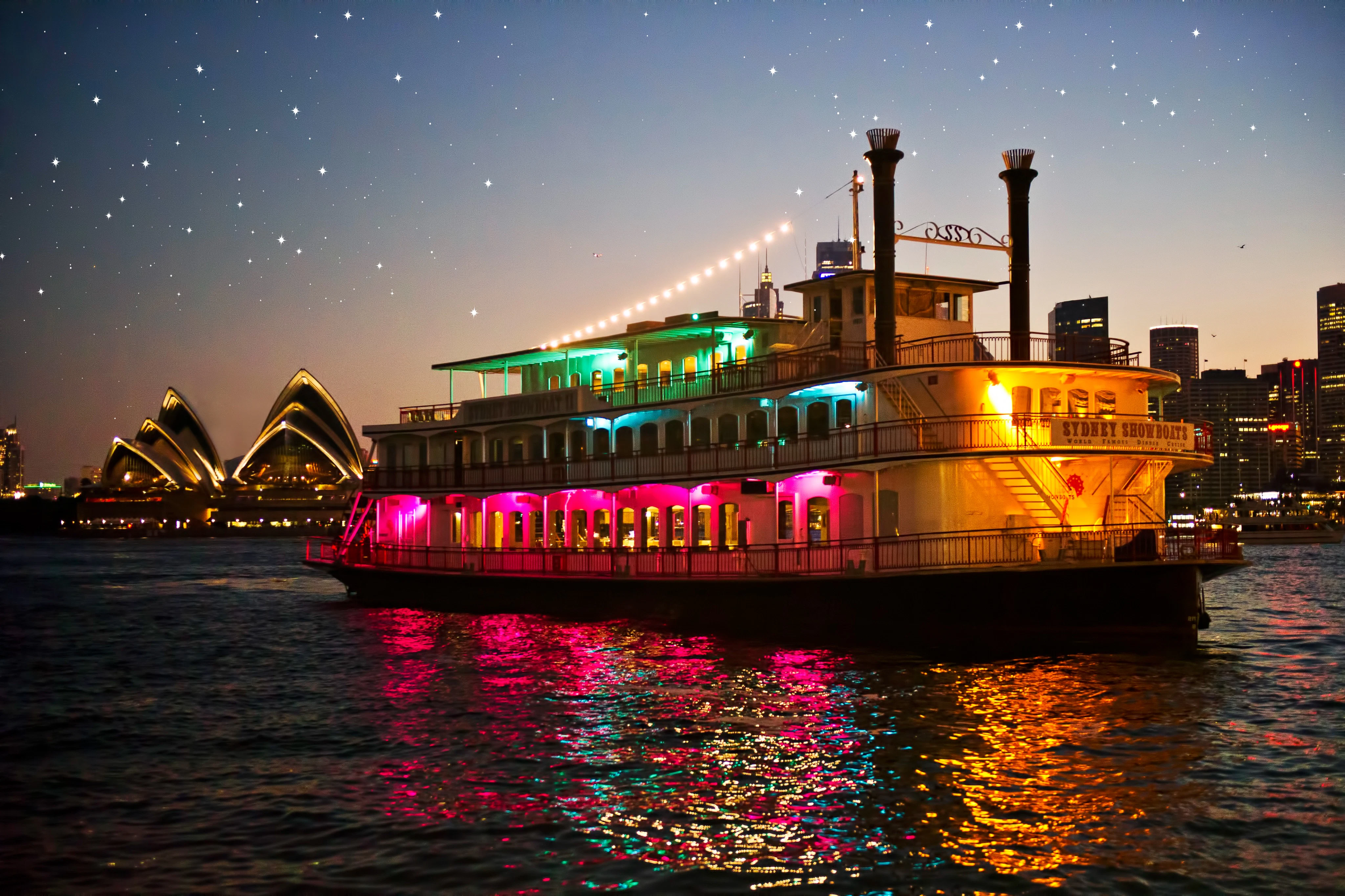 Sydney Harbour: Classic Showboat Cruise + Dinner & Show