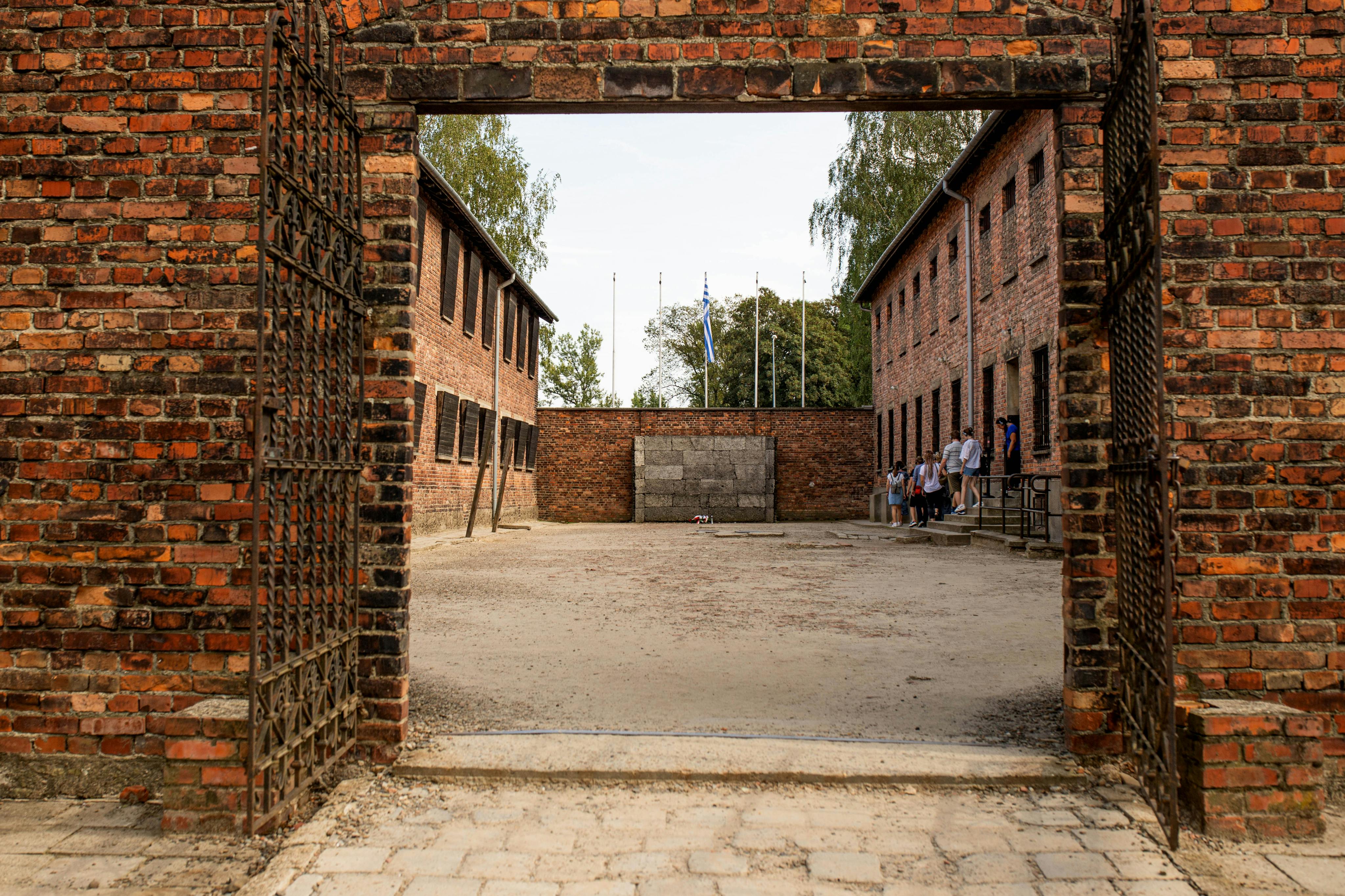Auschwitz-Birkenau: Selbstgeführter Rundgang + Transport — 8