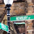Pasea por la famosa calle Newbury, el centro de las compras de lujo en Boston.