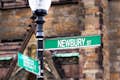 Spaceruj słynną Newbury Street, centrum luksusowych zakupów w Bostonie.