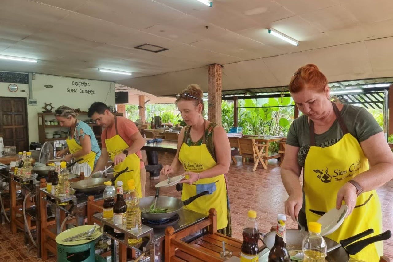 Συμπληρώνεται τόσο με πρώτες ύλες όσο και με ποικίλο εξοπλισμό.