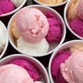 Gusta quattro gusti di gelato di produzione locale presso la Emerald Creek Ice Creamery.