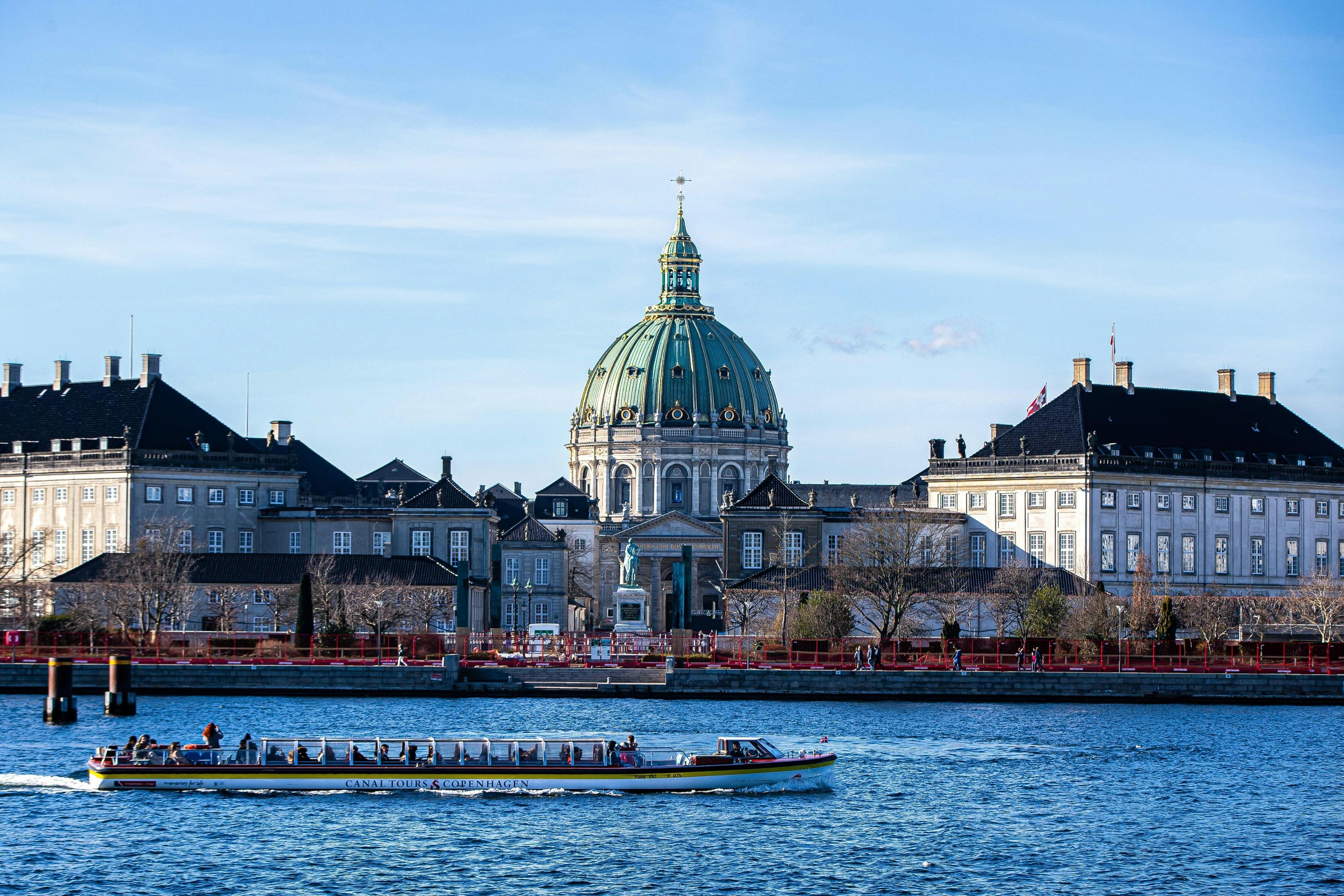 O passeio pelo Grande Canal passa pelo Palácio de Amalienborg e pela Igreja de Mármore.