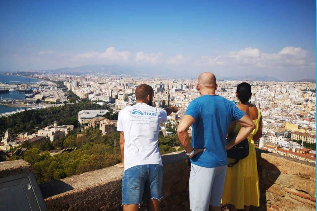 Malaga: Tour guidato in auto elettrica + ingresso alla Grotta del Tesoro — 5