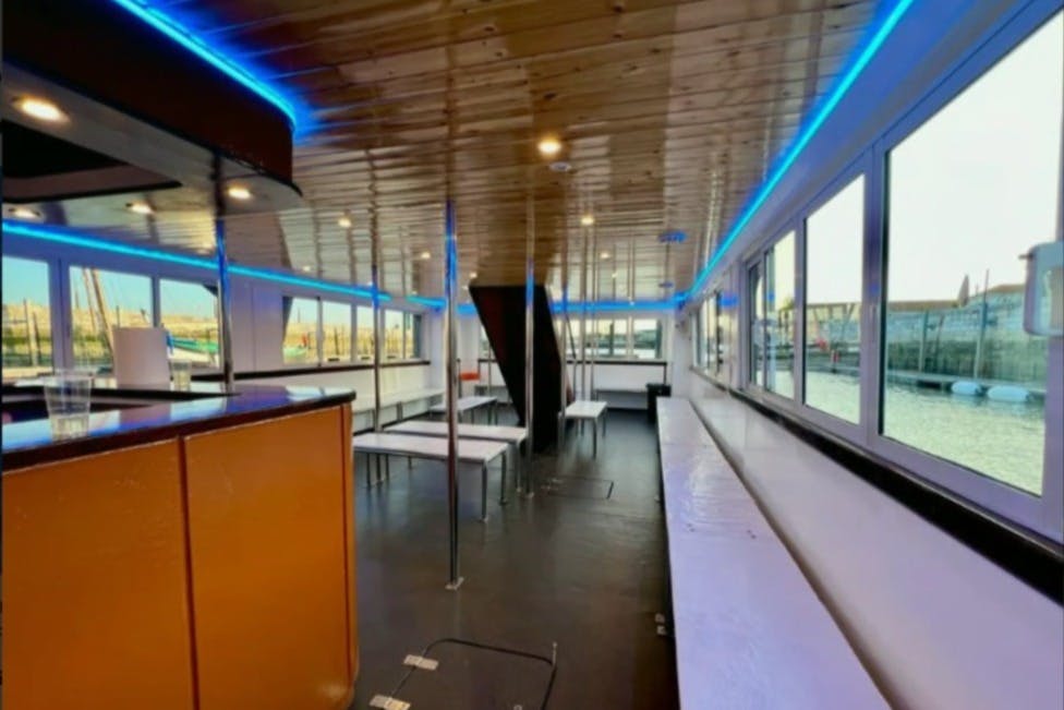 オープンバーの内部