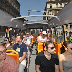 Var och en av dessa bussar har ett öppet tak.