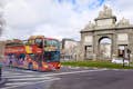 Portão de Toledo e ônibus de turismo da cidade