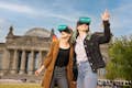 Två flickvänner med VR-glasögon framför riksdagen