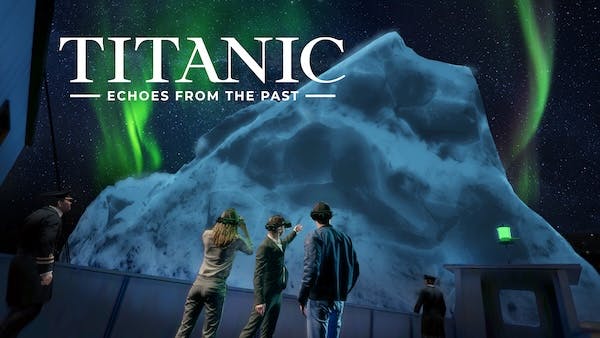 Fyra personer som står på ett skeppsdäck observerar ett stort isberg under en stjärnhimmel med gröna norrsken. Texten lyder &#34;Titanic: Echoes from the Past.&#34;