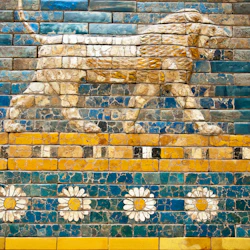 Forntida kaklade konstverk av ett lejon som går, med en blå och gul mosaikbakgrund med en rad vita prästkragar.