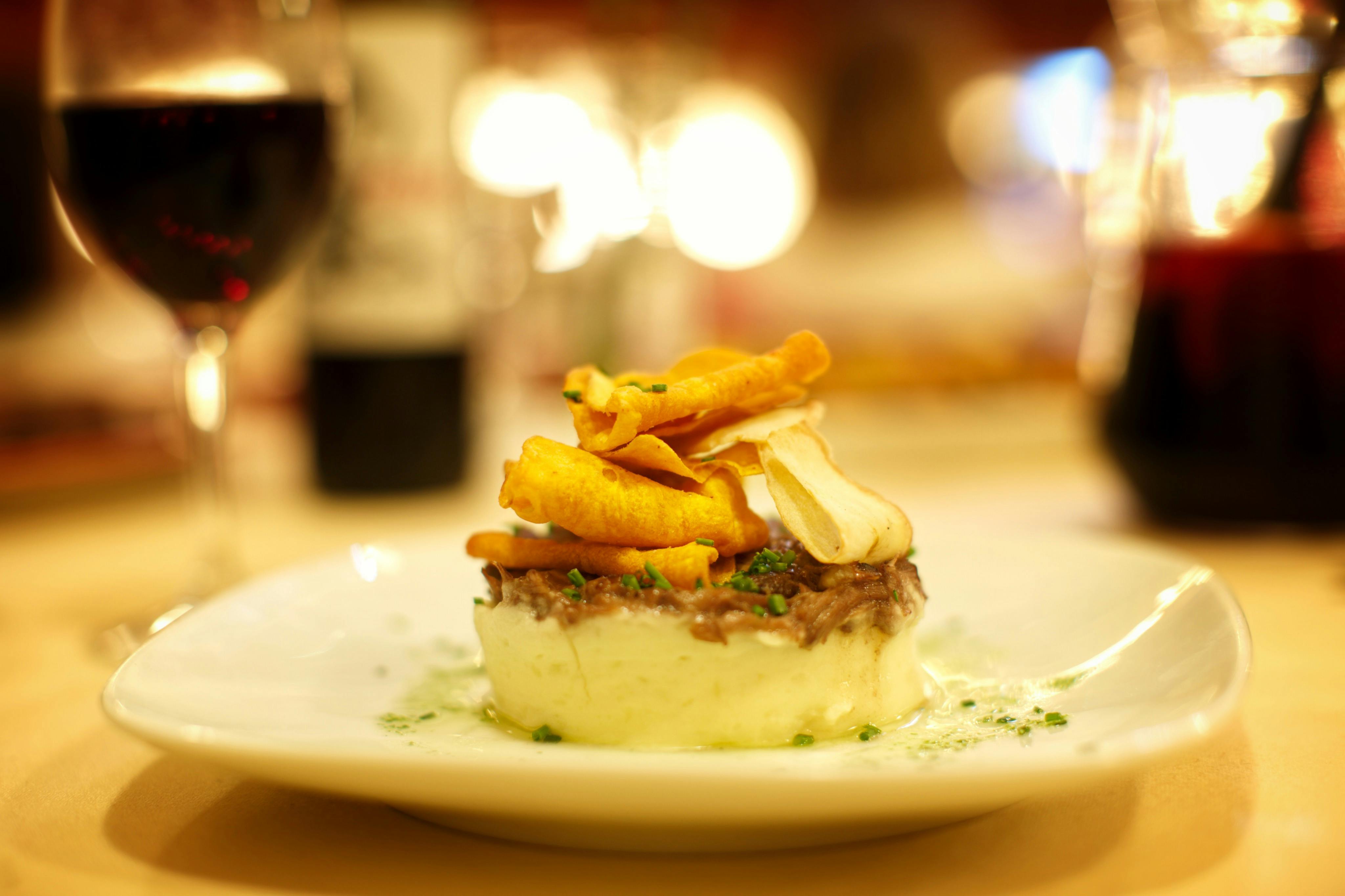 Timballo di coda di bue con verdure croccanti su una base di purè di patate dal Menu Star