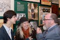 Οι επισκέπτες απολαμβάνουν μια εμπειρία ξενάγησης στο Μικρό Μουσείο του Δουβλίνου