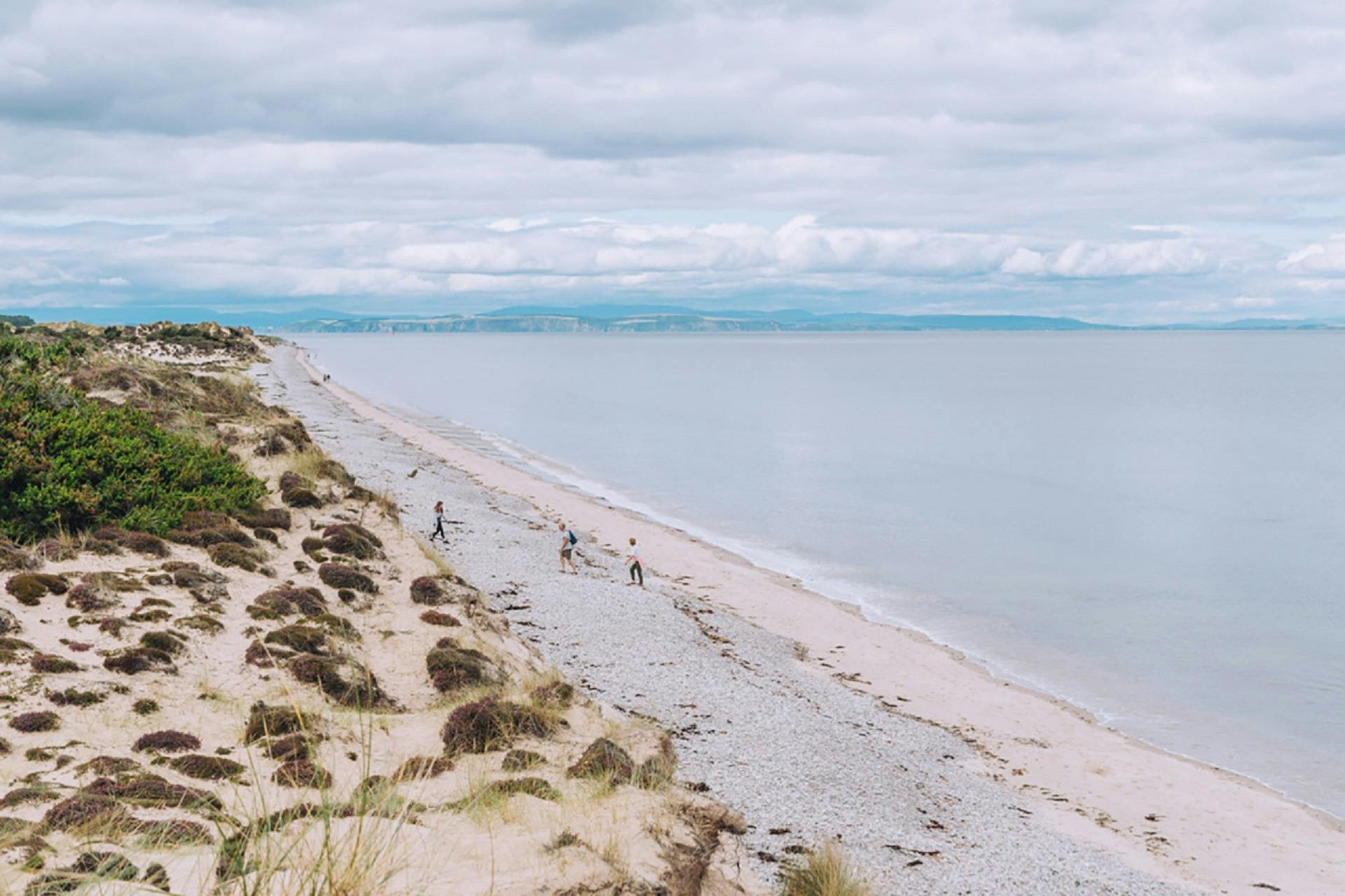 Uma praia imaculada de areia branca ao longo da Costa de Moray