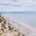 Uma praia imaculada de areia branca ao longo da Costa de Moray