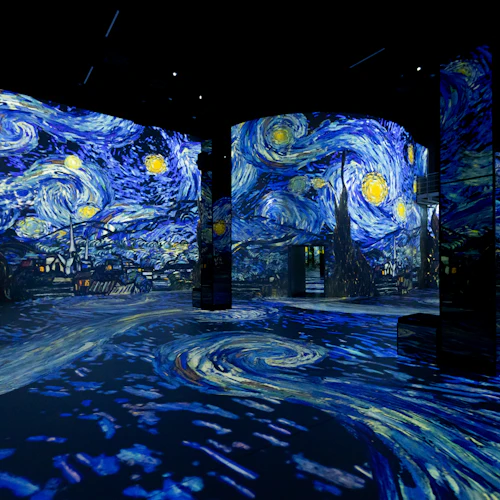 Rum upplyst med projektioner av Van Goghs "Starry Night" på väggar och golv, vilket skapar en uppslukande konstupplevelse.