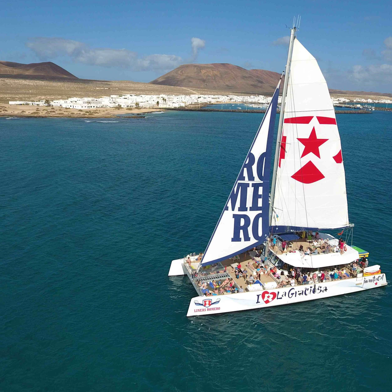 La Graciosa: Guided Catamaran Cruise + Ferry Ride + Transfer from Lanzarote