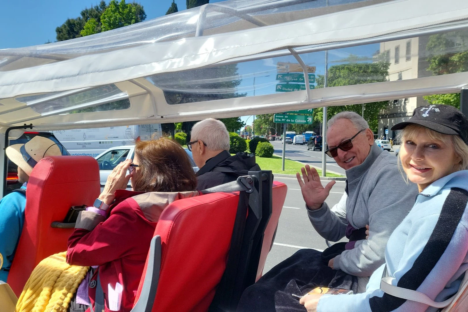 Madrid: Guided Tuk Tuk Tour + Roundtrip Transfer