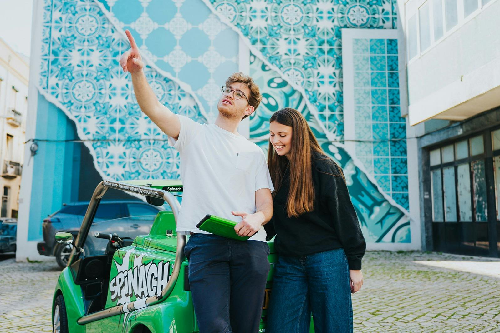 与游客一起探索里斯本的菠菜之旅。 使用菠菜应用程序探索汽车带他们去的地方。