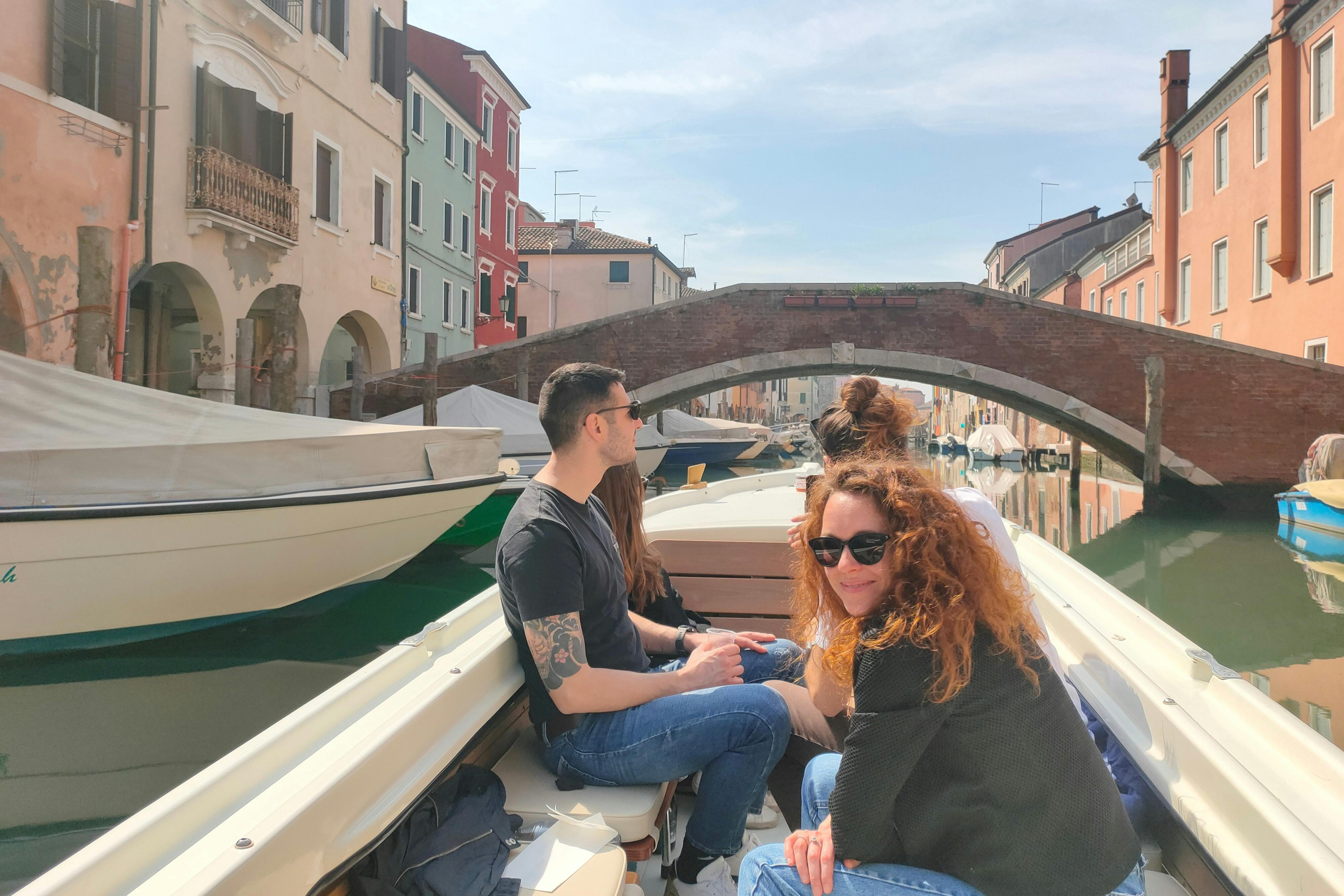 Gelukkige klanten tijdens de boottocht door Chioggia en de Venetiaanse lagune