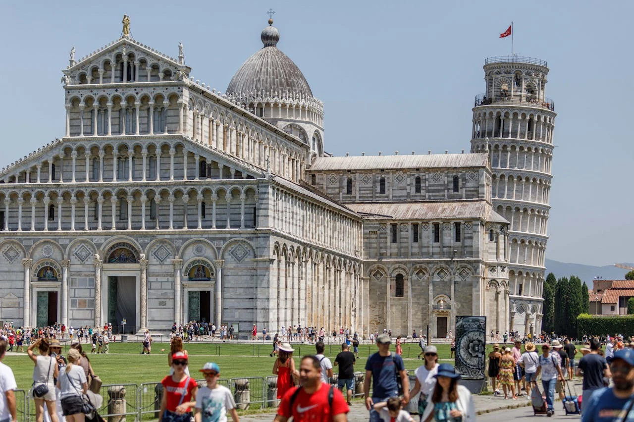 Pisa: Multilingual Audio Guide App Walking Tour with Live Guide