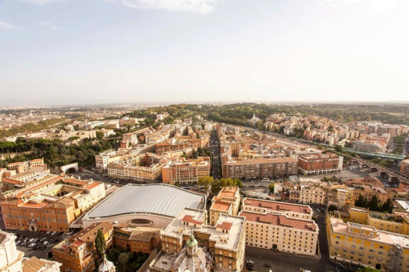 건물, 가로수 수평선, 머리 위로 펼쳐진 맑은 하늘을 보여주는 도시 풍경입니다.