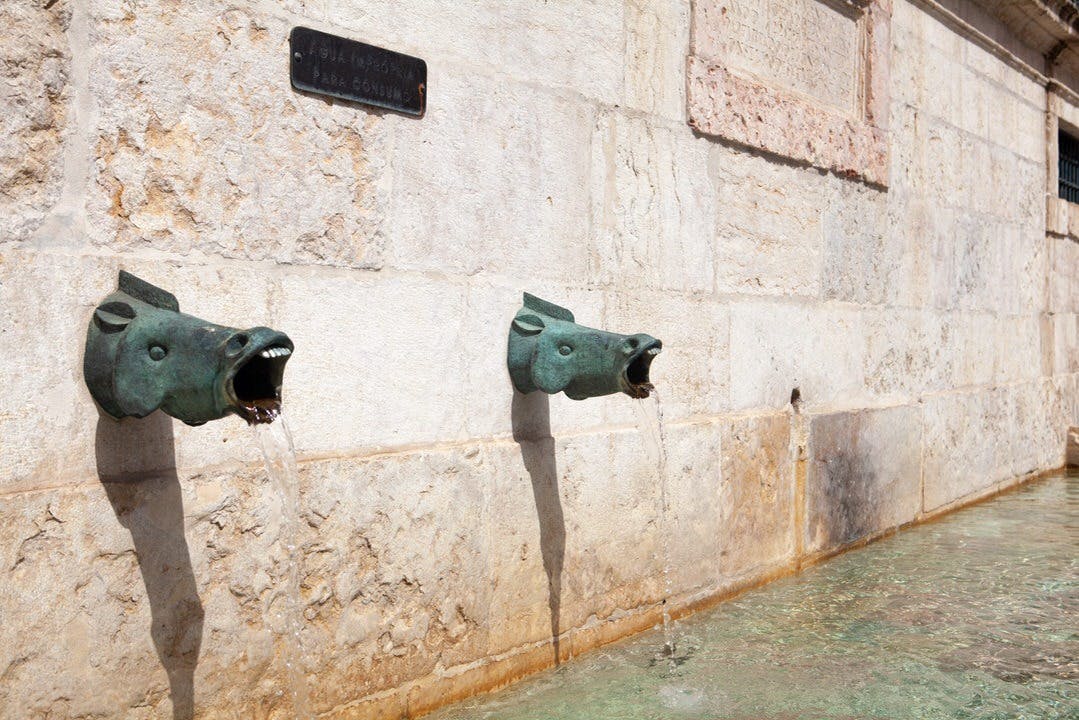 Średniowieczna fontanna w Lizbonie