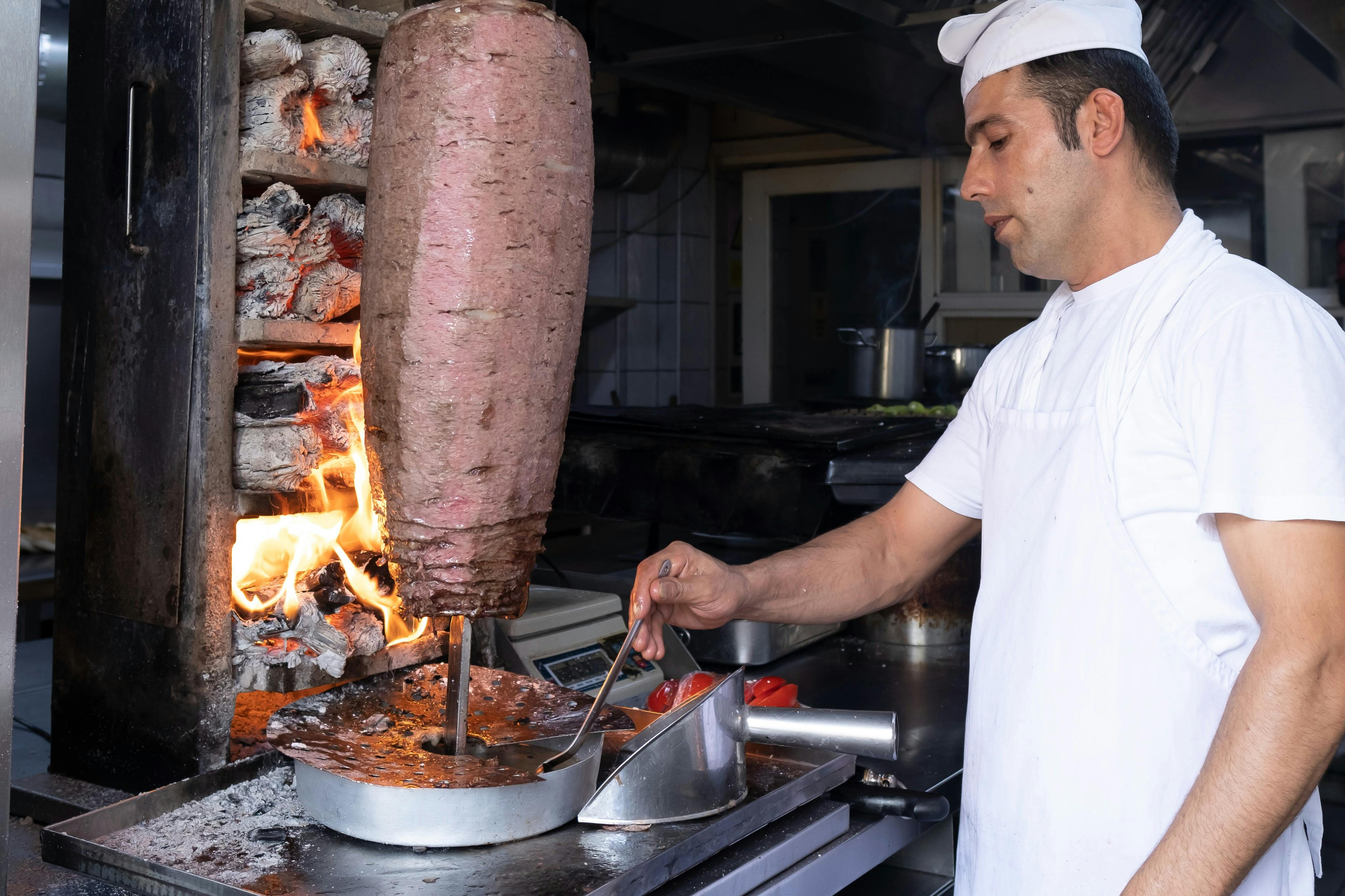 Chef cuisinant un kebab au feu de bois