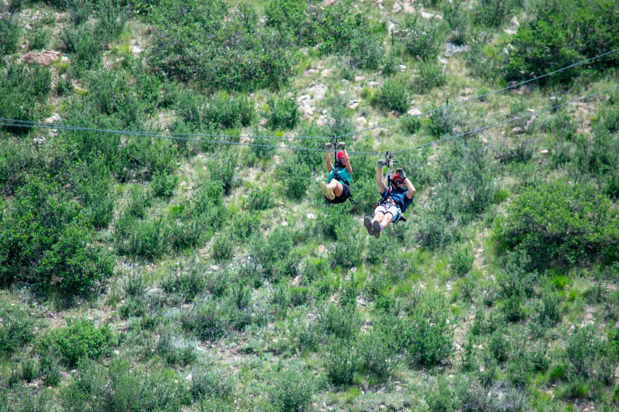 边缘高空滑索和探险
