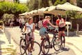Gruppo di persone con biciclette ad Atene
