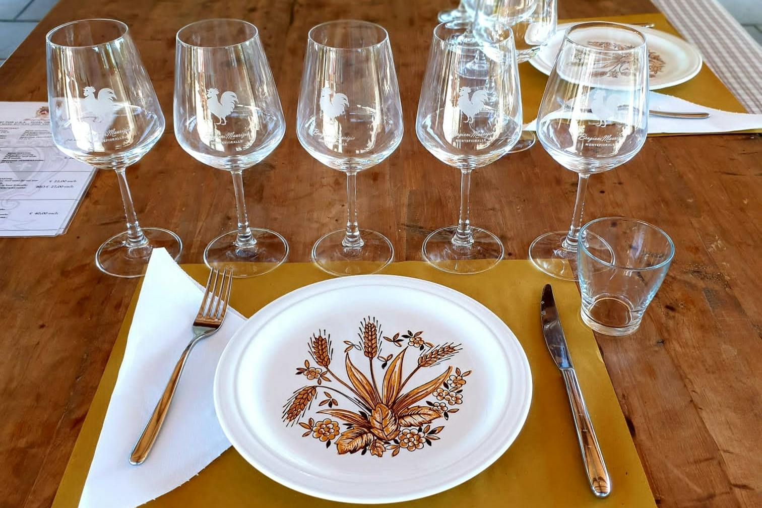 Tavola apparecchiata per la degustazione dei vini.