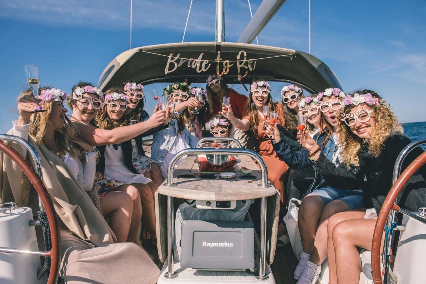 Un groupe de femmes célébrant un enterrement de vie de jeune fille sur un yacht moderne