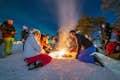 Barbacoa lapona y fuego caliente mientras se espera la aurora boreal