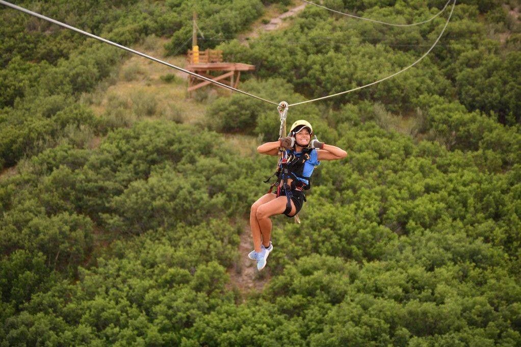 边缘高空滑索和探险