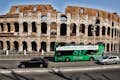 Passeio de ônibus da linha verde em frente ao Coliseu