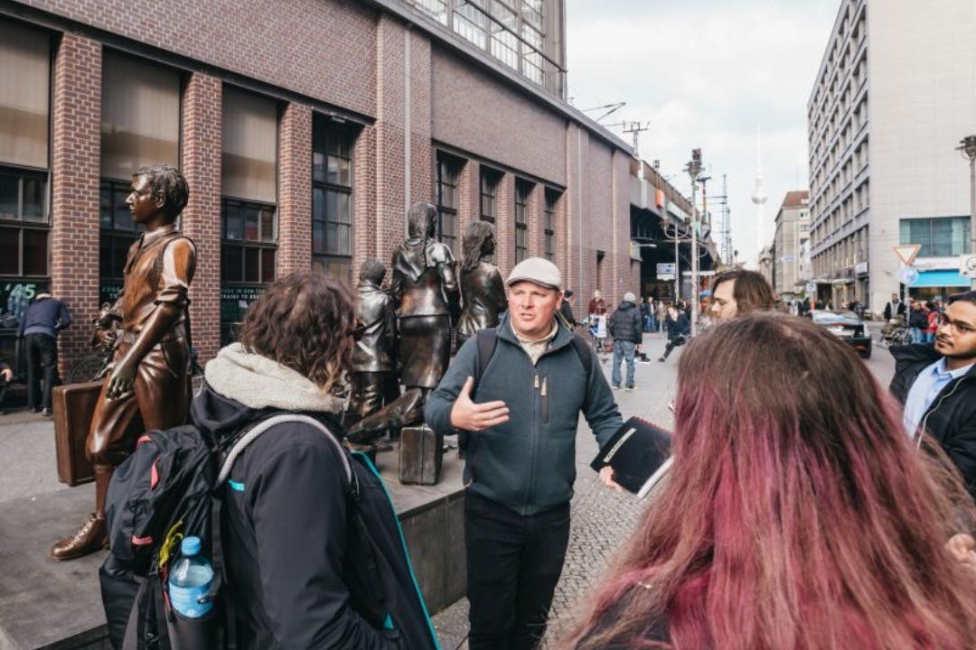 命への列車-死への列車。 2つの非常に異なる結果と669人の子供を救った男。