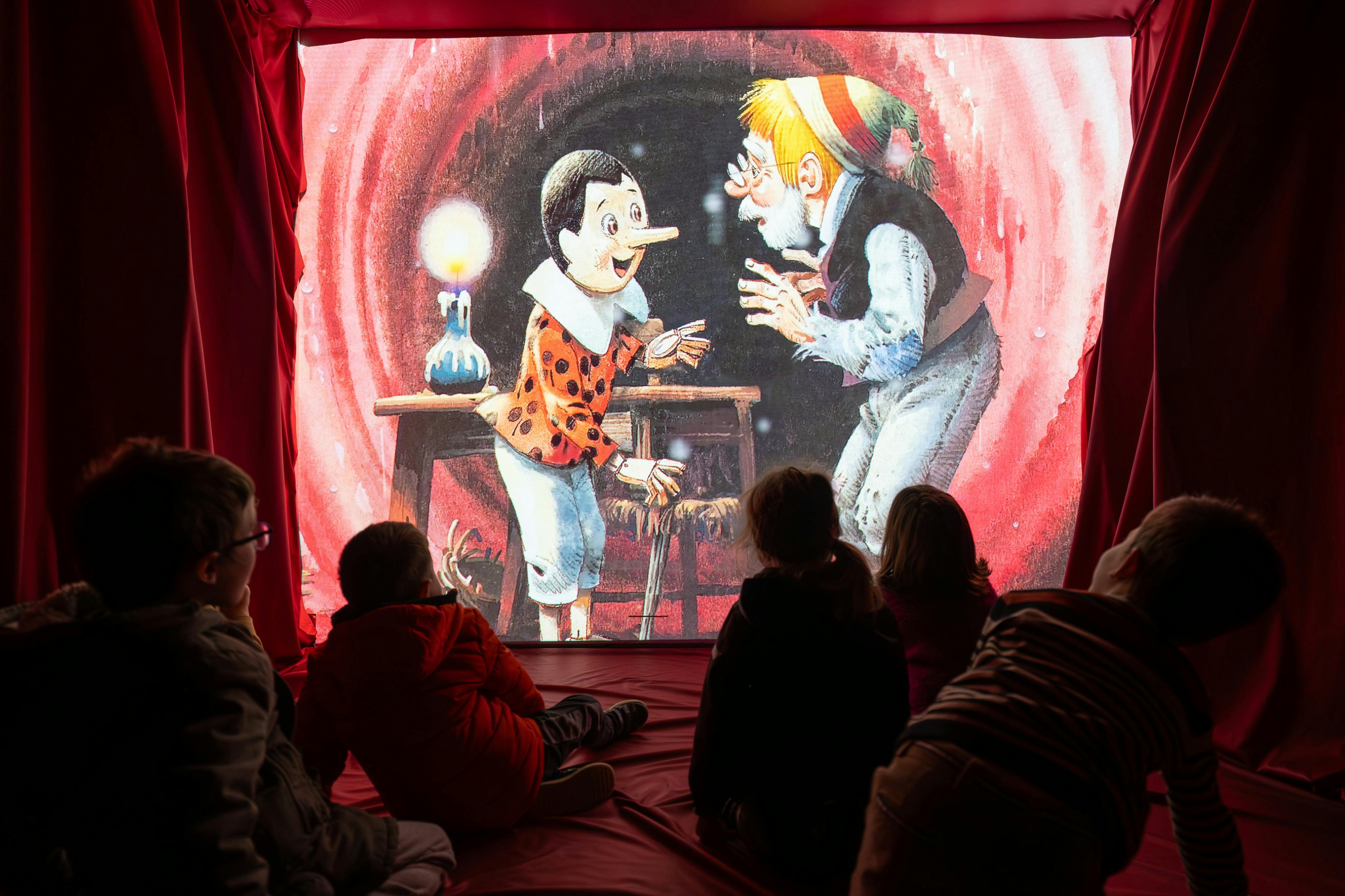 Camí multimèdia. Els visitants s'endinsaran per la panxa del Dogfish, reconstruïda en tela estampada.