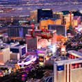 Hélicoptère survolant le strip de Las Vegas la nuit