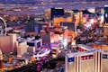 Helikopter vliegt 's nachts over de strip van Vegas