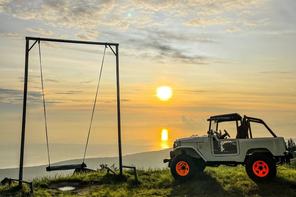 4 WD Jeep & Sunrise